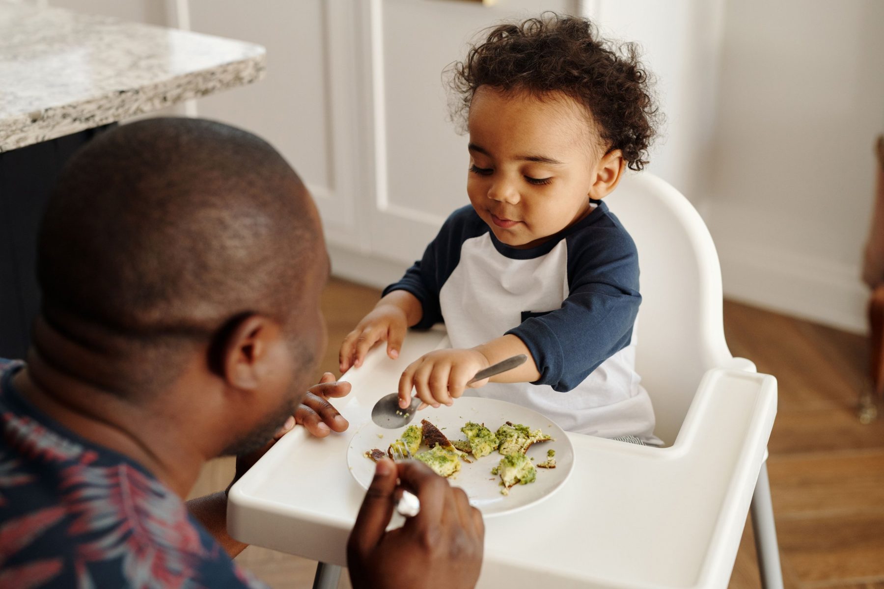 Une journée de repas selon l’âge de bébé